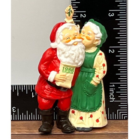 1986 HALLMARK KEEPSAKE ORNAMENT QX402-6 MR & MRS CLAUS KISS MERRY MISTLETOE TIME - Picture 4 of 7